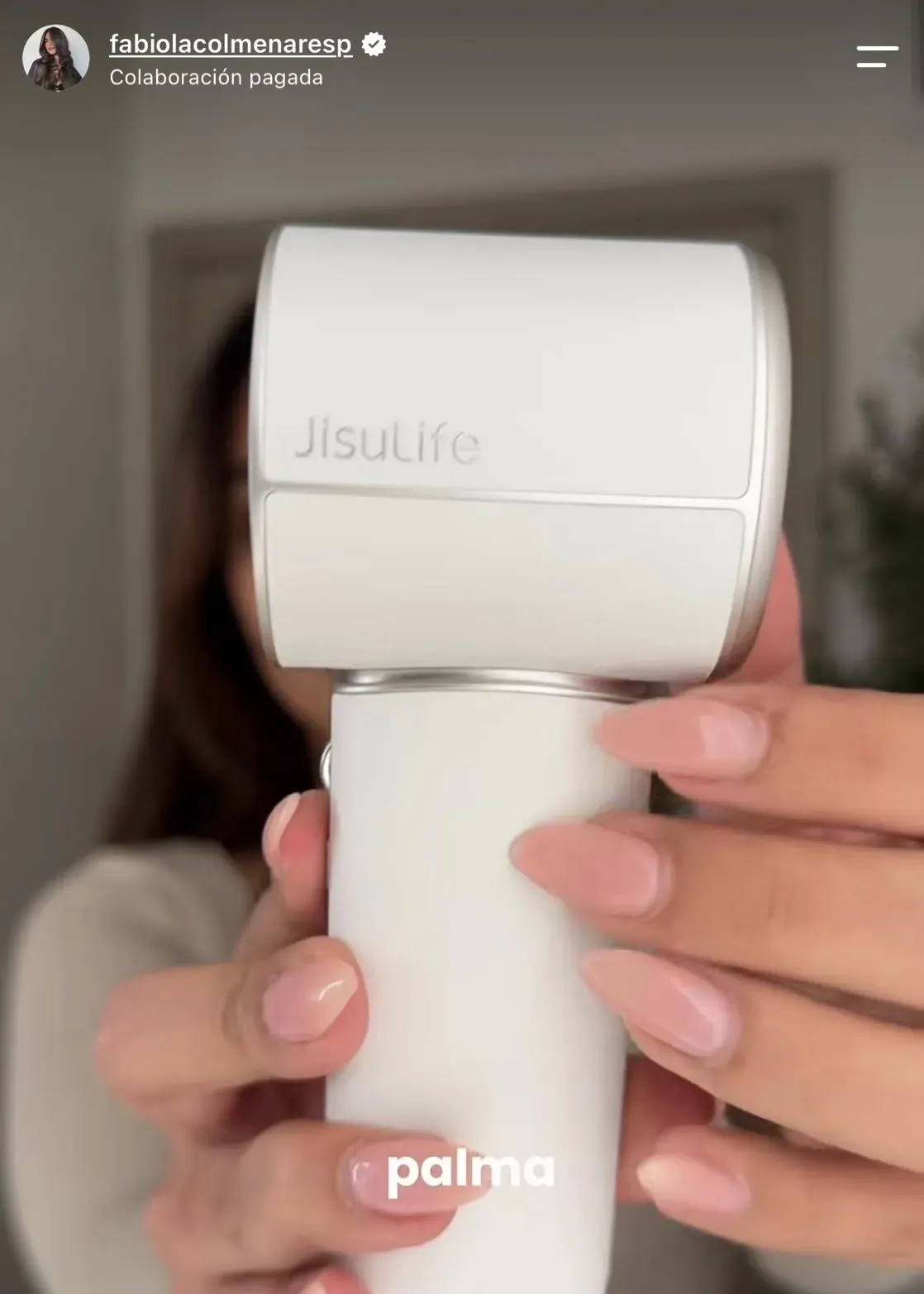 Fabiola sosteniendo el mini ventilador portátil de JisuLife