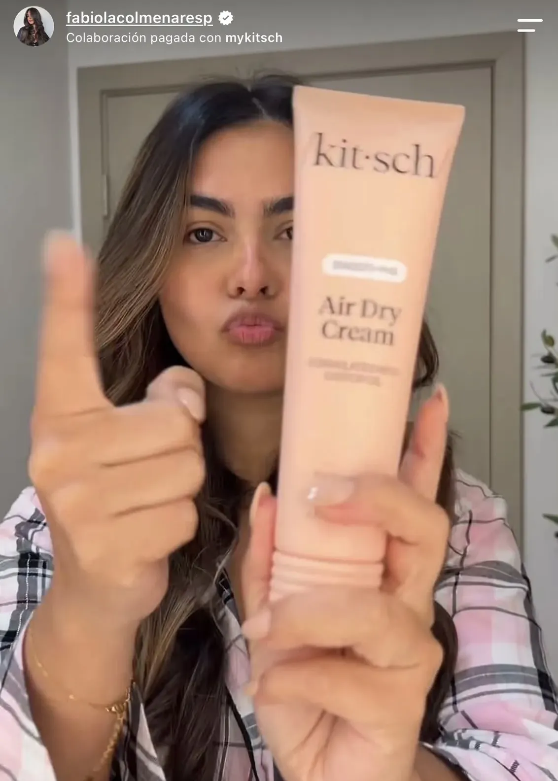 Fabiola mostrando el Air Dry Cream de Kitsch en una colaboración de belleza