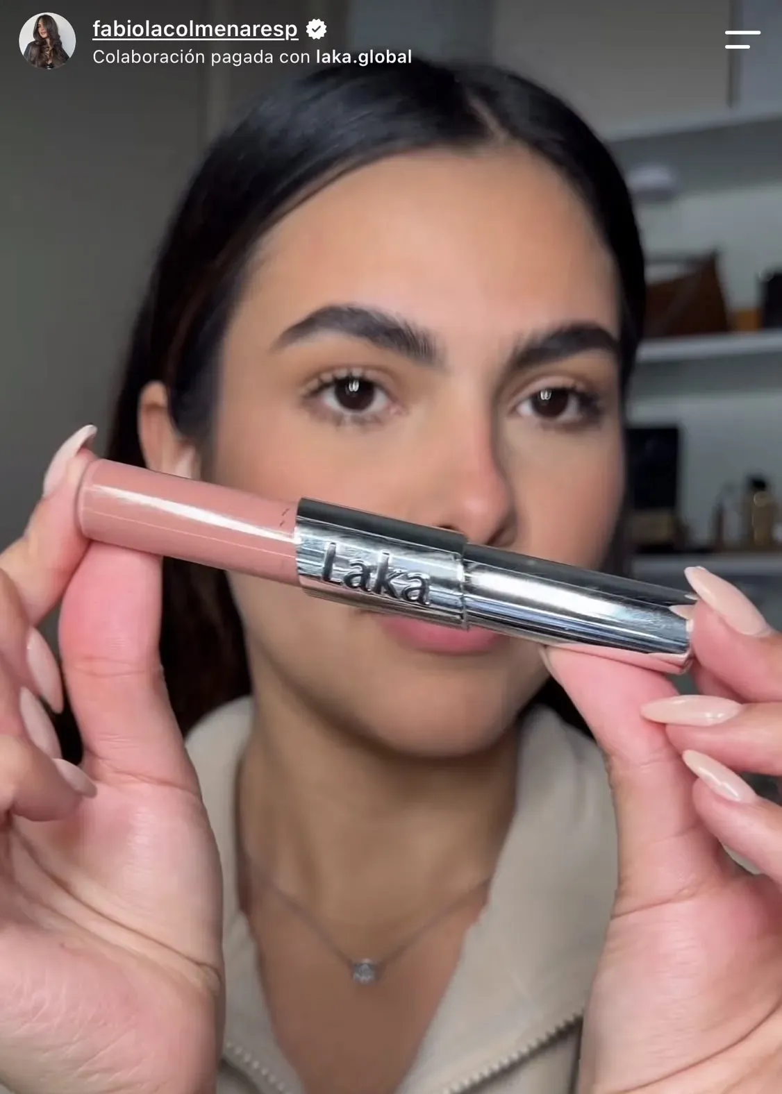 Fabiola sosteniendo el labial Perfect Twin Lips de Laka Cosmetic