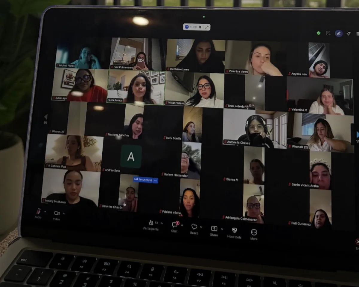 Clase en vivo de Influessence Academy vista desde una laptop, con la cuadrícula de participantes conectadas