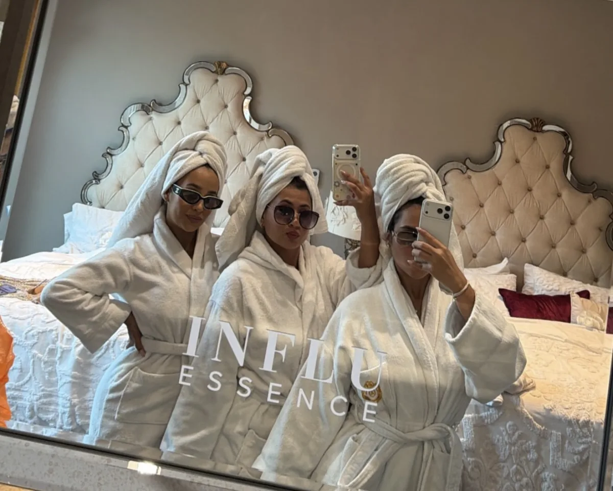 Creadoras en batas blancas durante el evento presencial The Creator Content House Experience