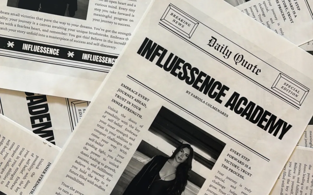 Varios ejemplares impresos del periódico de Influessence Academy, apilados sobre una superficie